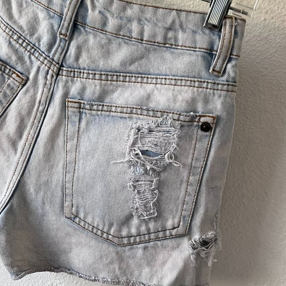 FARM RIO Jean Shorts Size 36 US 4 Light Wash Distressed Shredded - Picture 8 of 12
